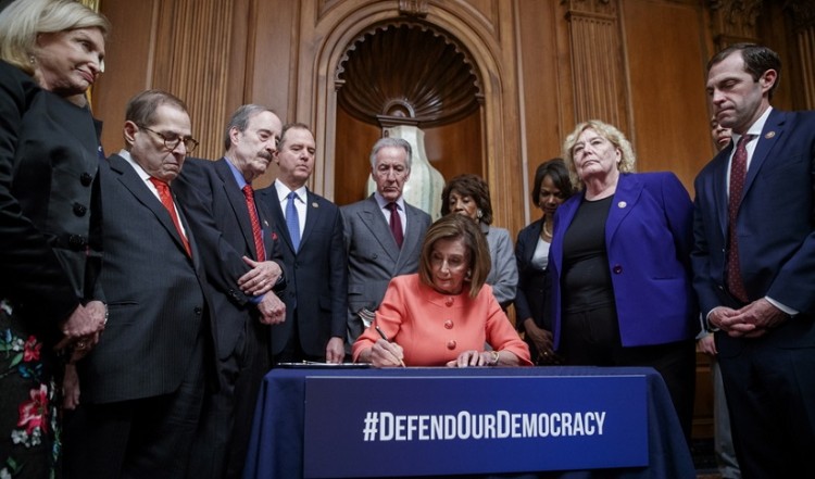 ΗΠΑ: Η Βουλή ενέκρινε τη διαβίβαση των άρθρων παραπομπής του Τραμπ στη Γερουσία