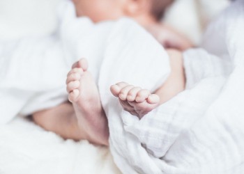 Σε ισχύ το επίδομα γέννας: Σε δύο δόσεις τα 2.000 ευρώ, τα κριτήρια