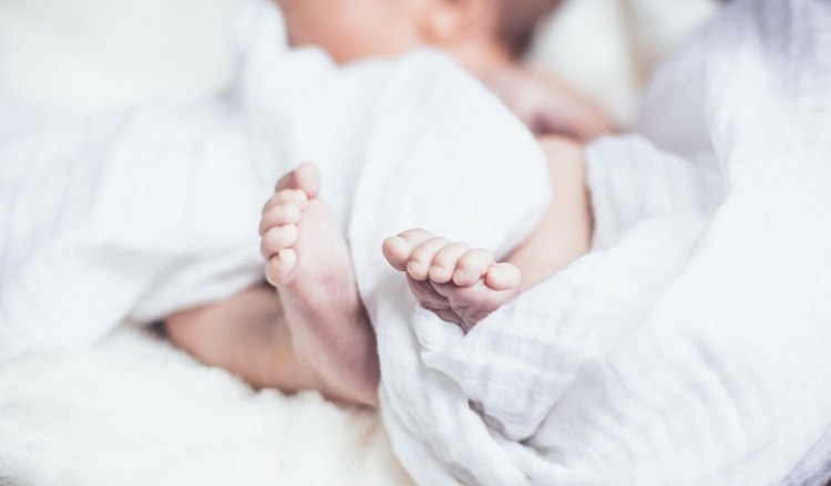 Σε ισχύ το επίδομα γέννας: Σε δύο δόσεις τα 2.000 ευρώ, τα κριτήρια