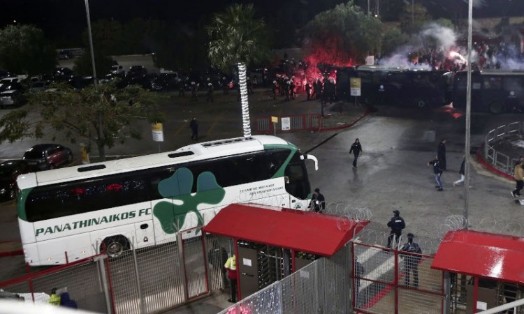 Έκτακτο: Ένταση έξω από το «Γ. Καραϊσκάκης» – Δακρυγόνα από τα ΜΑΤ