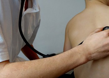 Καθιερώνονται επισκέψεις παιδιάτρων στους βρεφονηπιακούς σταθμούς ΟΑΕΔ