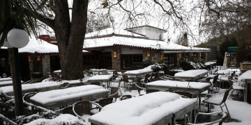 Διακοπή της κυκλοφορίας λόγω χιονιού στην περιφερειακή Πεντέλης