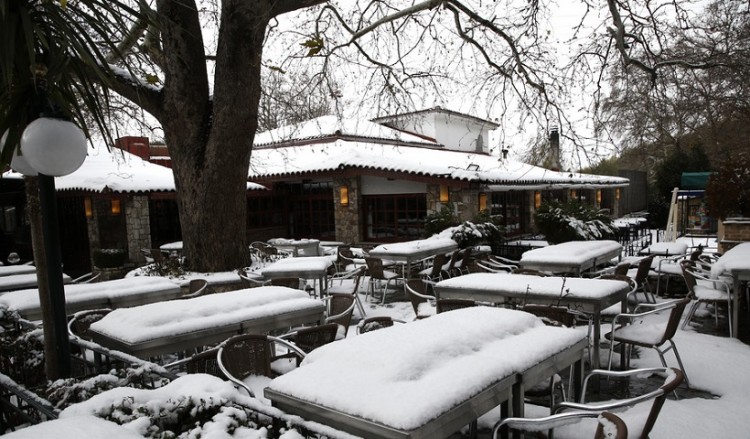 Διακοπή της κυκλοφορίας λόγω χιονιού στην περιφερειακή Πεντέλης