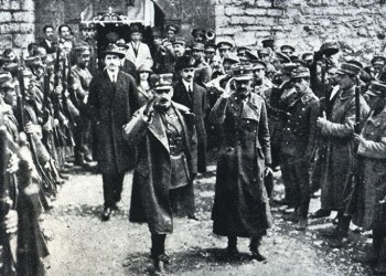 Μια βιτρίνα για τη μεγάλη στολή του Νικόλαου Πλαστήρα
