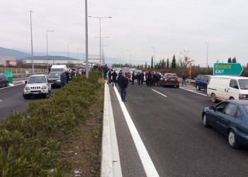 Προειδοποιητικό μπλόκο στην Εθνική στη Λαμία ως αντίδραση στη δημιουργία δομής φιλοξενίας
