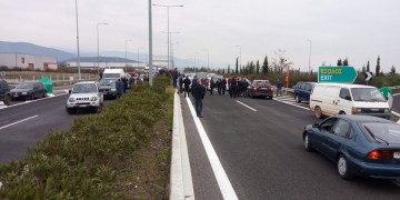 Προειδοποιητικό μπλόκο στην Εθνική στη Λαμία ως αντίδραση στη δημιουργία δομής φιλοξενίας