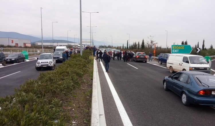 Προειδοποιητικό μπλόκο στην Εθνική στη Λαμία ως αντίδραση στη δημιουργία δομής φιλοξενίας