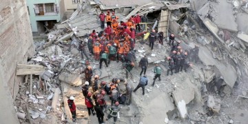 Σεισμός στην Τουρκία: Αυξάνονται τα θύματα, πάνω από 1.000 οι τραυματίες (φωτο)