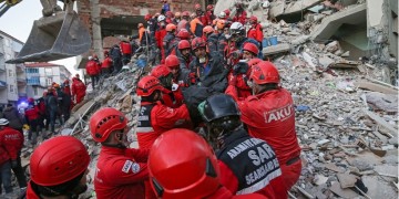 Σμύρνη: Τρίχρονο κορίτσι διασώθηκε 65 ώρες μετά τον ισχυρό σεισμό (βίντεο)