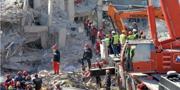 Σεισμός στην Τουρκία: Απεγνωσμένες προσπάθειες για τον εντοπισμό επιζώντων
