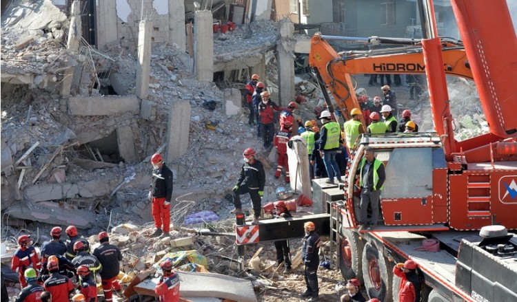 Σεισμός στην Τουρκία: Απεγνωσμένες προσπάθειες για τον εντοπισμό επιζώντων
