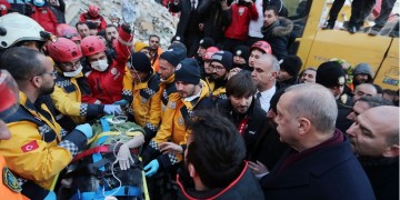Σεισμός στην Τουρκία: Πληθαίνουν οι νεκροί