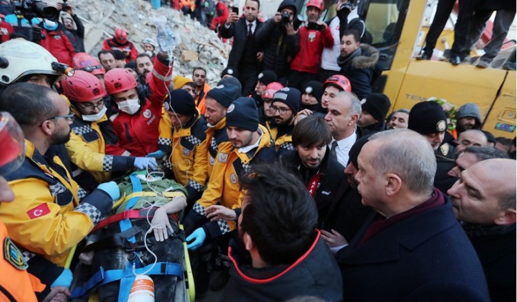 Σεισμός στην Τουρκία: Πληθαίνουν οι νεκροί