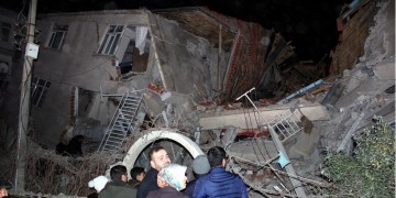 Ισχυρός σεισμός συγκλόνισε την Τουρκία – Νεκροί και μεγάλες ζημιές σε κτήρια (βίντεο)