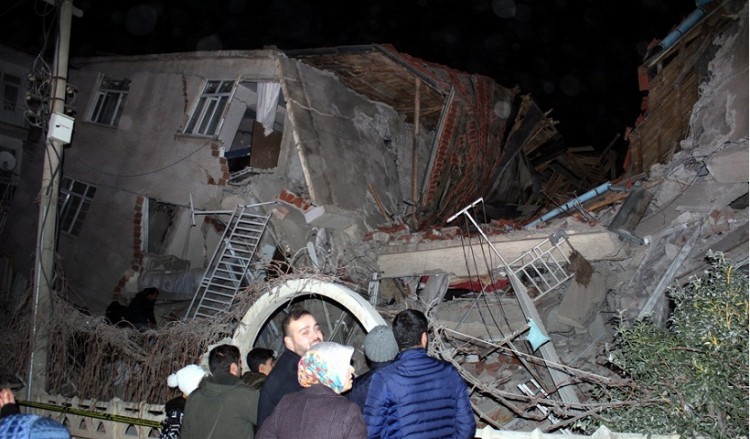 Ισχυρός σεισμός συγκλόνισε την Τουρκία – Νεκροί και μεγάλες ζημιές σε κτήρια (βίντεο)