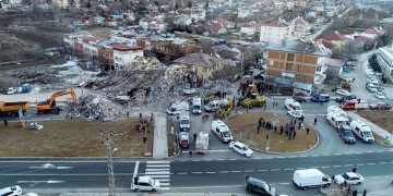 Σεισμός στην Τουρκία: Αυξάνονται οι νεκροί, εκατοντάδες τραυματίες, πολλοί εγκλωβισμένοι