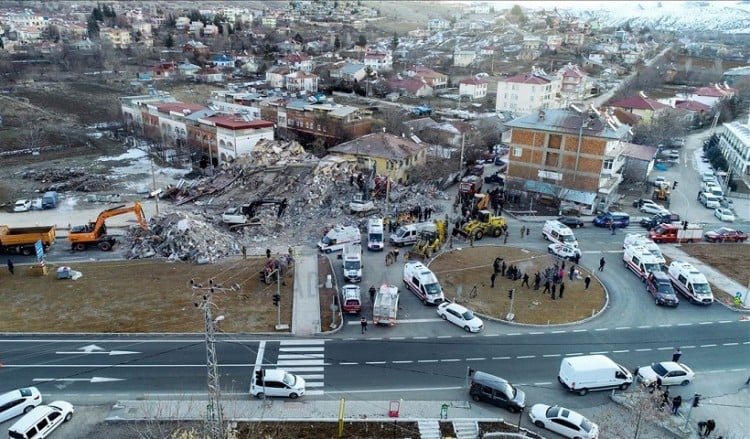 Σεισμός στην Τουρκία: Αυξάνονται οι νεκροί, εκατοντάδες τραυματίες, πολλοί εγκλωβισμένοι