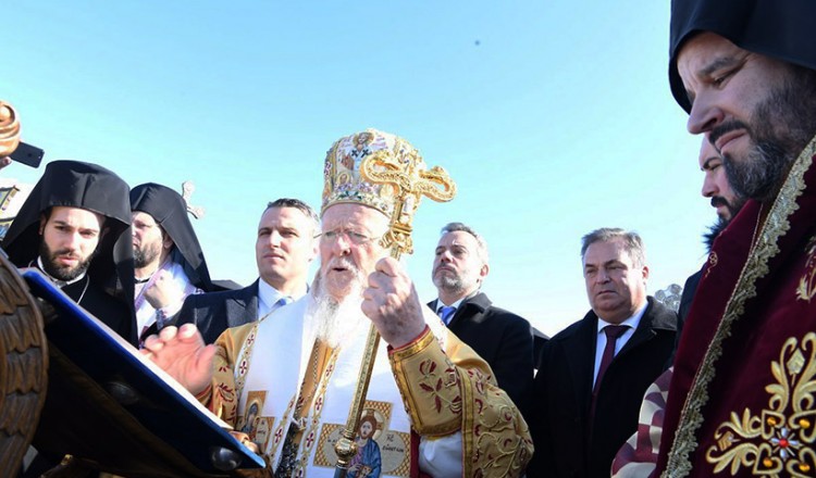Θεοφάνια στην Τρίγλια με αγιασμό των υδάτων της Προποντίδας από τον Βαρθολομαίο (βίντεο)