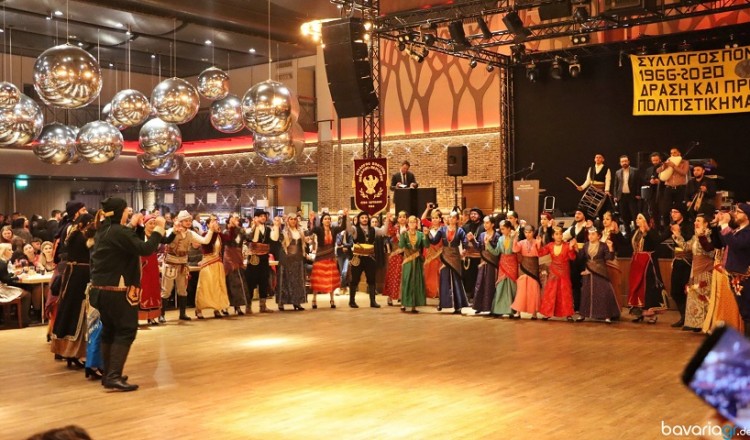 Ο χορός των Ποντίων Μονάχου στην ασφυκτικά γεμάτη αίθουσα (βίντεο)