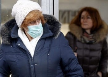 Πώς φοράμε και πώς αφαιρούμε σωστά τη χειρουργική μάσκα