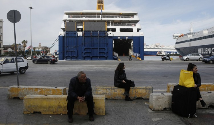 Μόνο οι κάτοικοι των νησιών θα ταξιδεύουν με πλοία