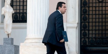 Μηταράκης: Ξεκίνησαν οι μεταφορές στις κλειστές δομές σε Σέρρες και Μαλακάσα