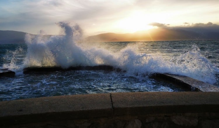 Κακοκαιρία εξπρές από το απόγευμα – Βροχές, χιόνια και θυελλώδεις άνεμοι