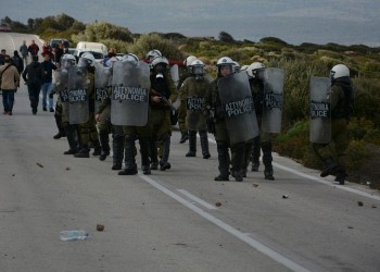 Συλλήψεις για τις επιθέσεις εναντίον αστυνομικών των ΜΑΤ σε Χίο και Λέσβο