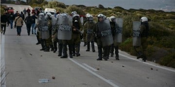 Συλλήψεις για τις επιθέσεις εναντίον αστυνομικών των ΜΑΤ σε Χίο και Λέσβο