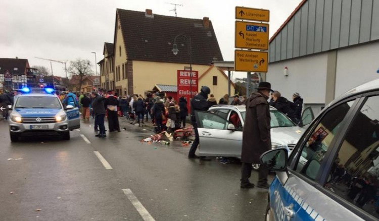 Γερμανία: Όχημα έπεσε πάνω σε παρέλαση καρναβαλιστών – Υπάρχουν τραυματίες (φωτο)