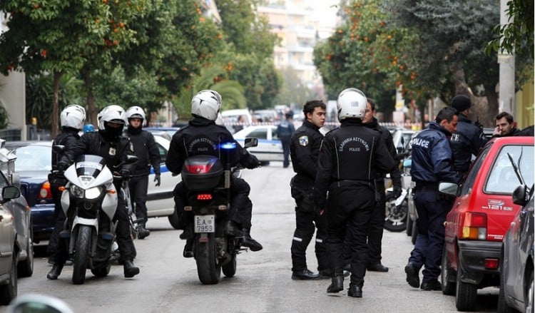 Ένταση μεταξύ διαδηλωτών και πιστών στον Προφήτη Ηλία Ηλιούπολης 2