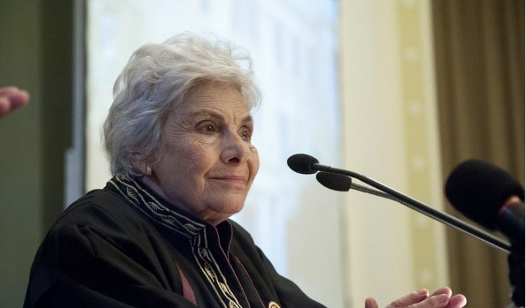 Η Κική Δημουλά νοσηλεύεται στην Εντατική