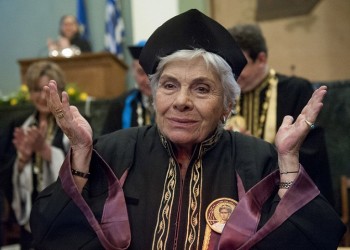 Η Κική Δημουλά παραμένει στην Εντατική