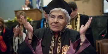 Η Κική Δημουλά παραμένει στην Εντατική