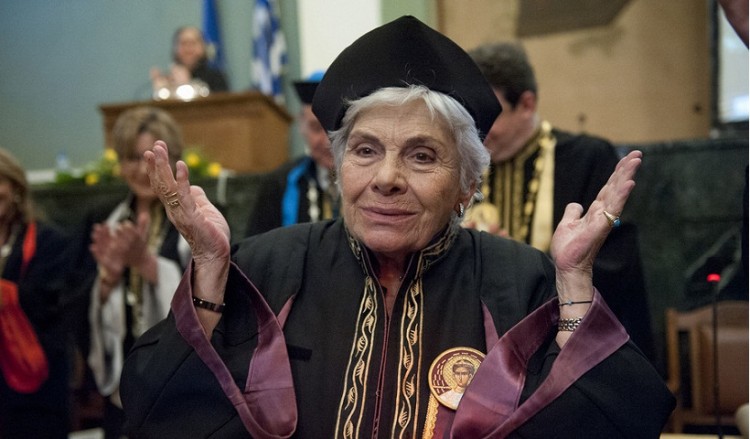 Η Κική Δημουλά παραμένει στην Εντατική