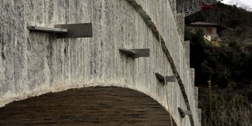 Το γεφύρι της Πλάκας ξεκίνησε να «δοκιμάζεται» από τον χειμωνιάτικο Άραχθο