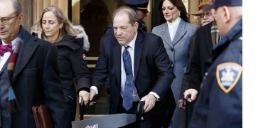 ΗΠΑ: Ένοχος για σεξουαλική επίθεση και βιασμό ο κινηματογραφικός παραγωγός Χάρβεϊ Γουάινστιν