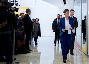 Γιατί θέλει να παραιτηθεί η Κραμπ-Κάρενμπαουερ από το CDU και ποια η θέση του Σόιμπλε