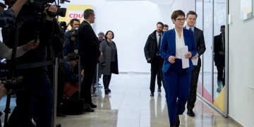 Γιατί θέλει να παραιτηθεί η Κραμπ-Κάρενμπαουερ από το CDU και ποια η θέση του Σόιμπλε