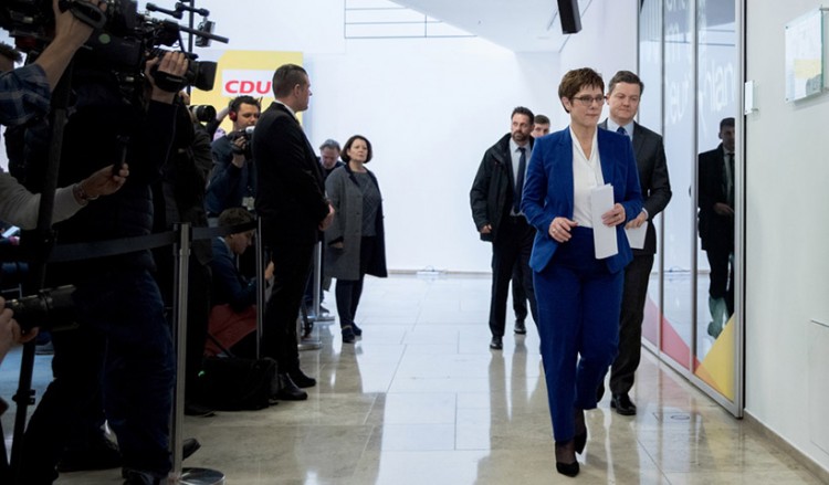 Γιατί θέλει να παραιτηθεί η Κραμπ-Κάρενμπαουερ από το CDU και ποια η θέση του Σόιμπλε