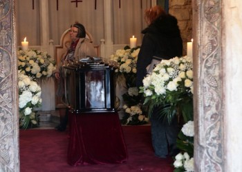 Σε λαϊκό προσκύνημα η σορός του Βουτσά (φωτο)