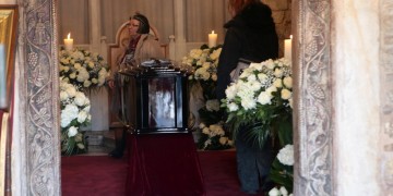 Σε λαϊκό προσκύνημα η σορός του Βουτσά (φωτο)