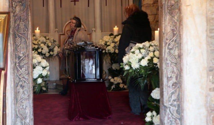 Σε λαϊκό προσκύνημα η σορός του Βουτσά (φωτο)