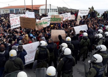 Έκρυθμη η κατάσταση στη Λέσβο, στα όριά τους κάτοικοι και μετανάστες (βίντεο)