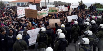 Έκρυθμη η κατάσταση στη Λέσβο, στα όριά τους κάτοικοι και μετανάστες (βίντεο)