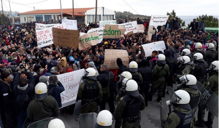 Έκρυθμη η κατάσταση στη Λέσβο, στα όριά τους κάτοικοι και μετανάστες (βίντεο)