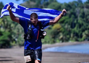 Πάτησε την κορυφή του Ολύμπου κουβαλώντας στην πλάτη του 22χρονη φοιτήτρια με κινητικά προβλήματα