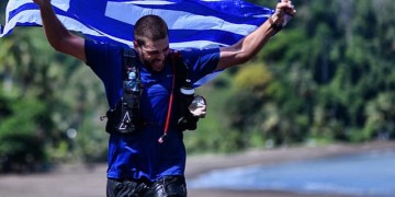 Πάτησε την κορυφή του Ολύμπου κουβαλώντας στην πλάτη του 22χρονη φοιτήτρια με κινητικά προβλήματα