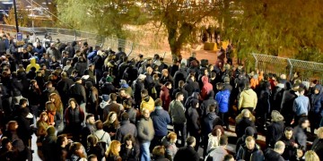 Σε επιφυλακή κάτοικοι και ΜΑΤ σε Χίο, Λέσβο και Σάμο μετά τα επεισόδια για τις κλειστές δομές