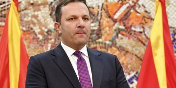 Ο Σπάσοφσκι ζητά την παραίτηση της υπουργού που προτιμά το «Δημοκρατία της Μακεδονίας» έναντι του «Βόρεια Μακεδονία»